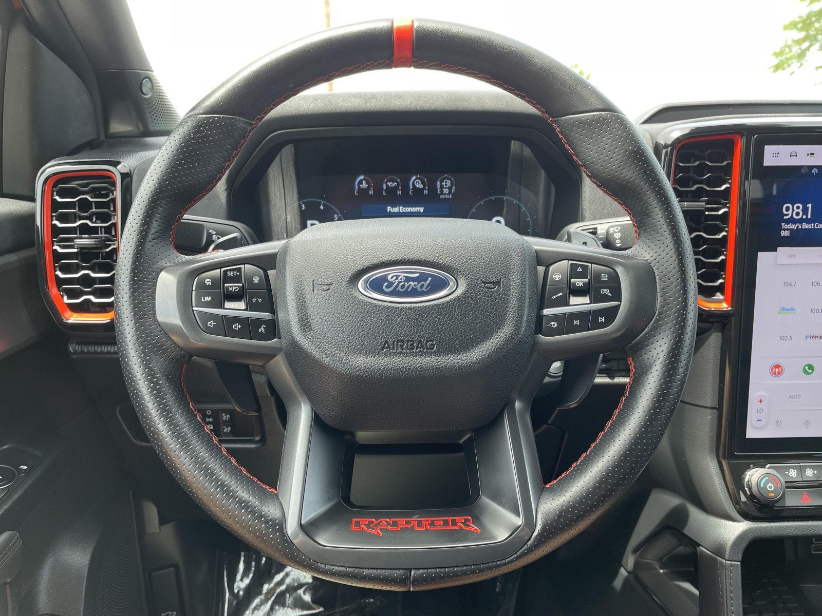 Vehicle photo 12