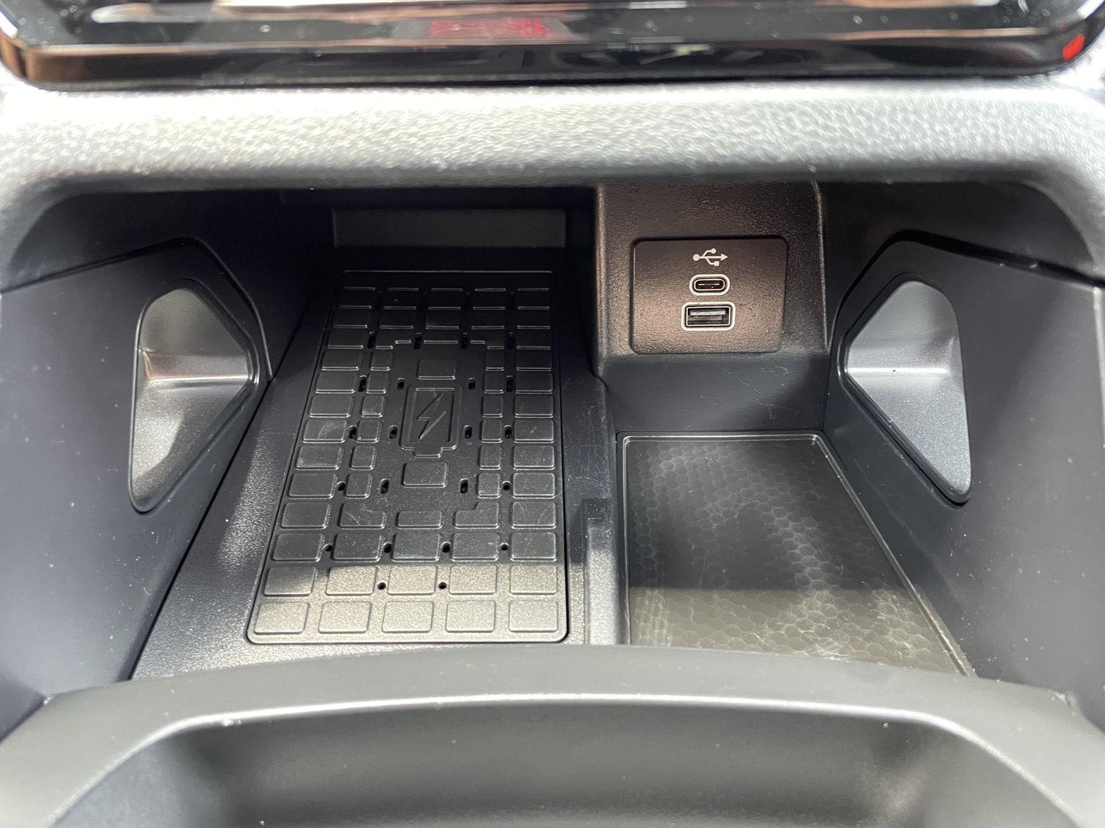Vehicle photo 29