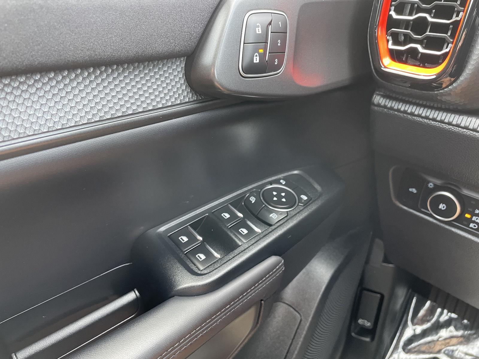 Vehicle photo 30