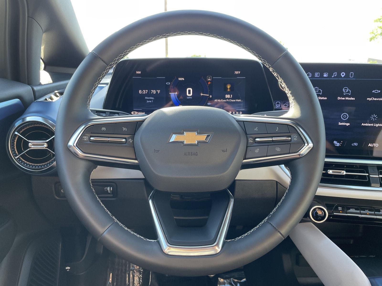 Vehicle photo 12