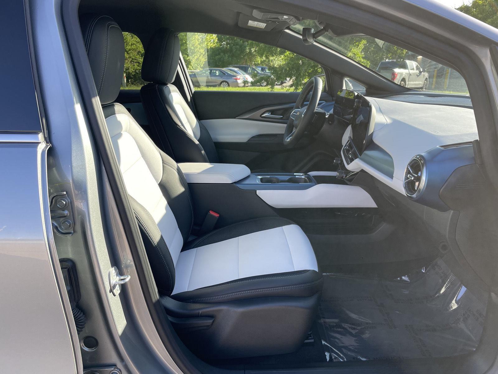 Vehicle photo 18