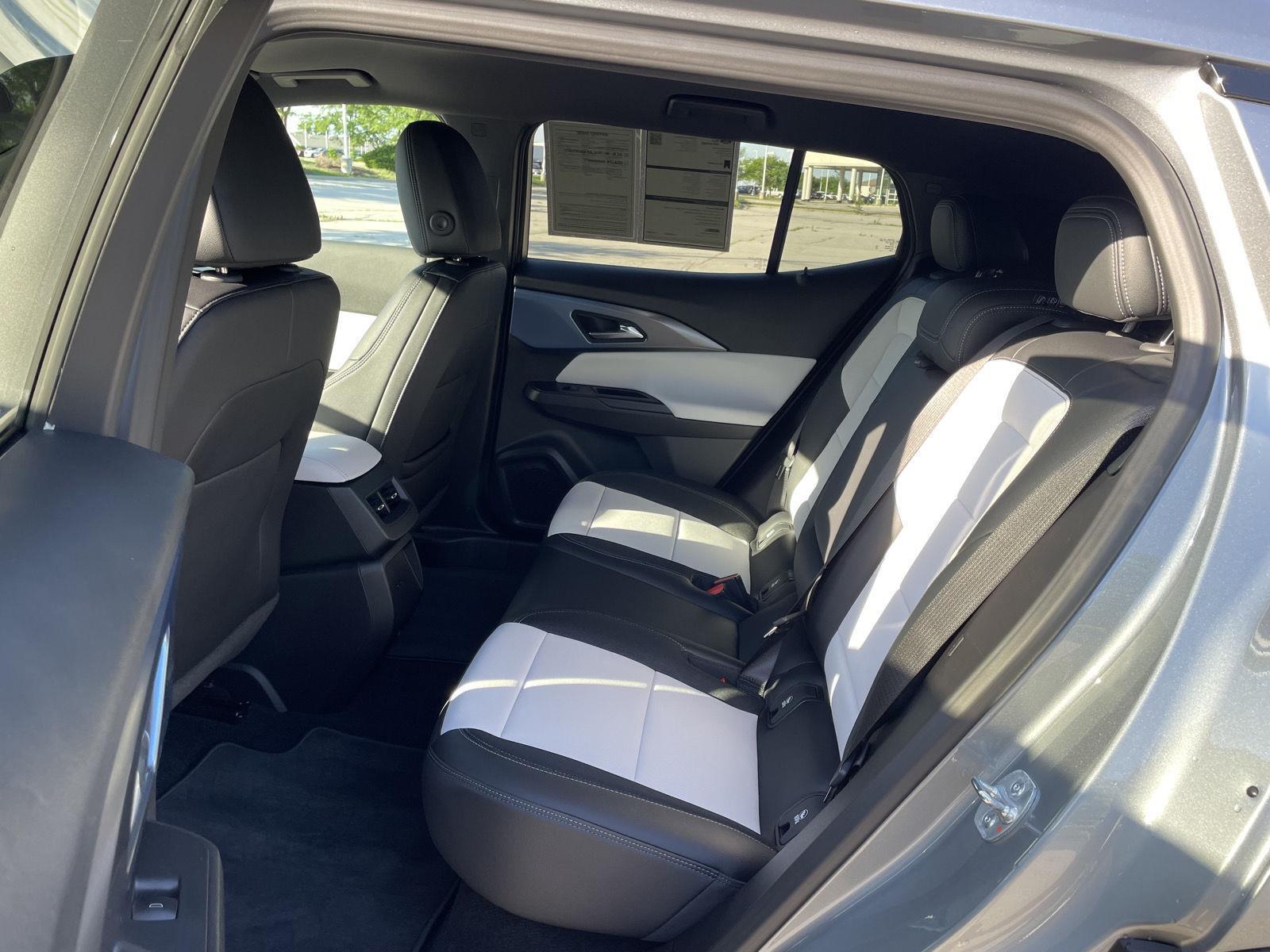 Vehicle photo 19
