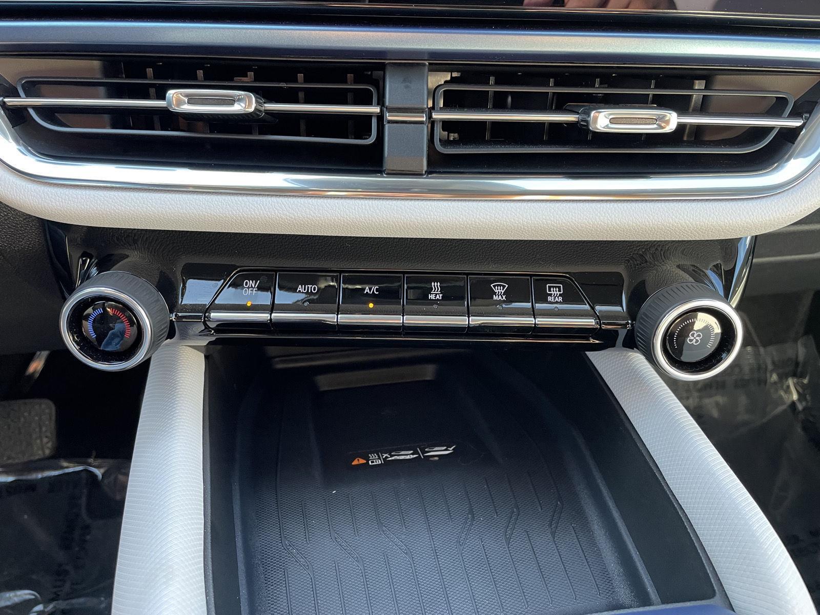 Vehicle photo 26