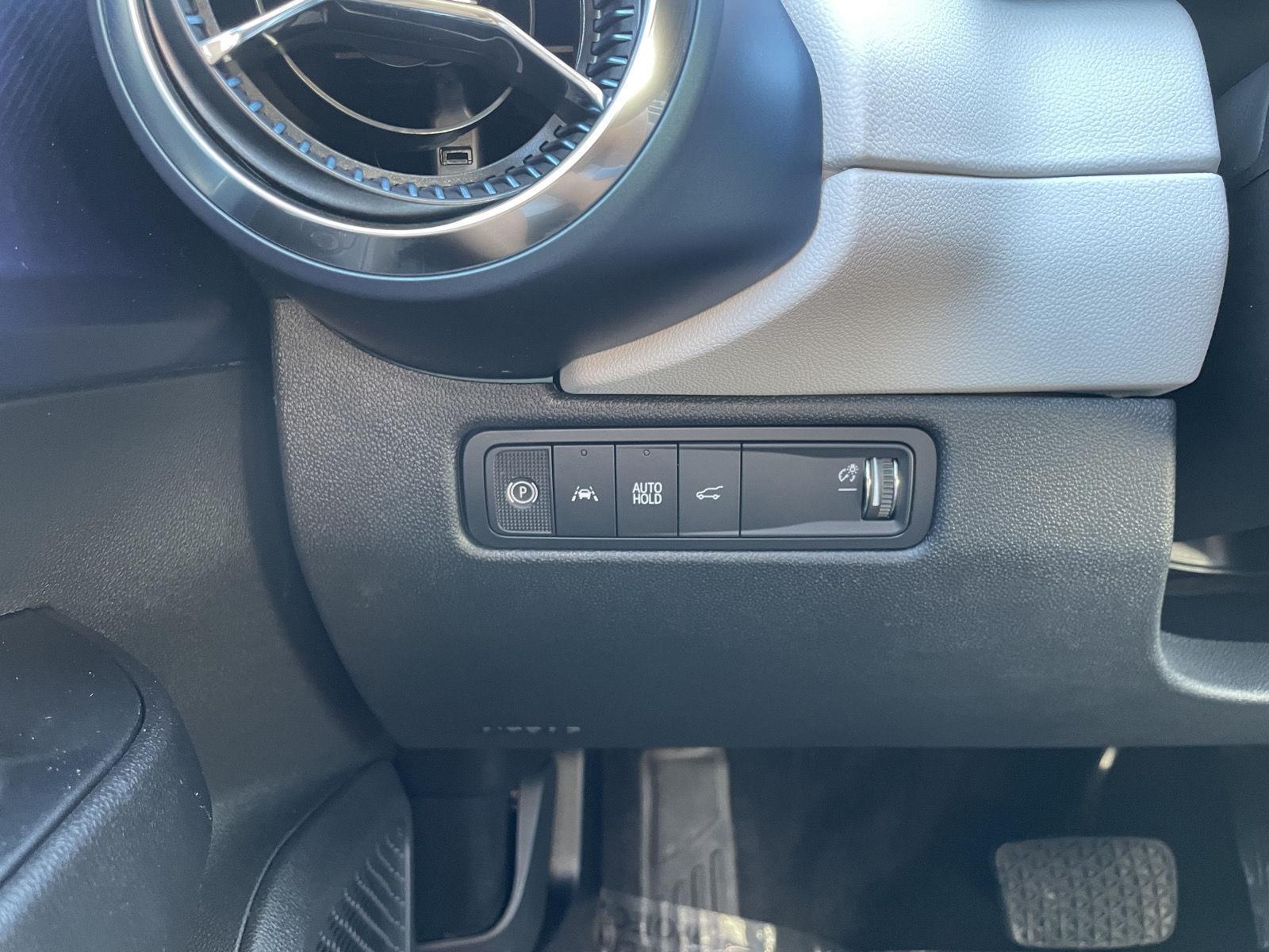 Vehicle photo 30