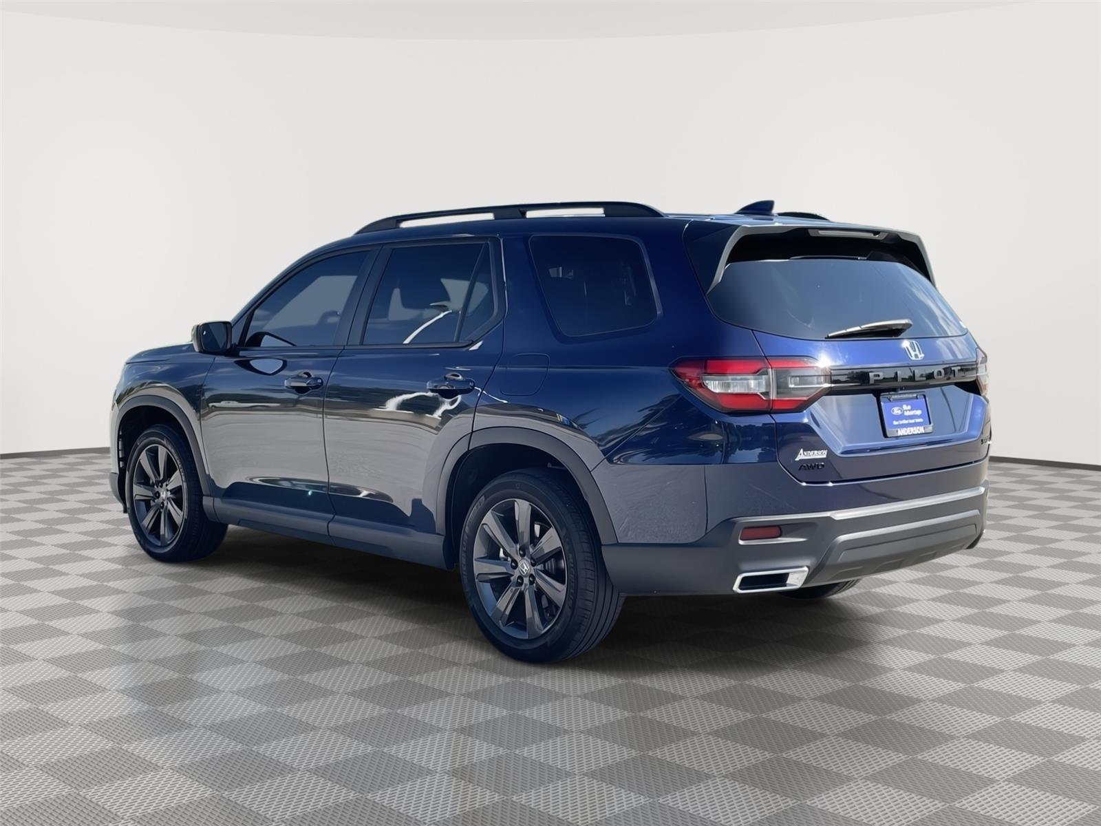 Vehicle photo 9