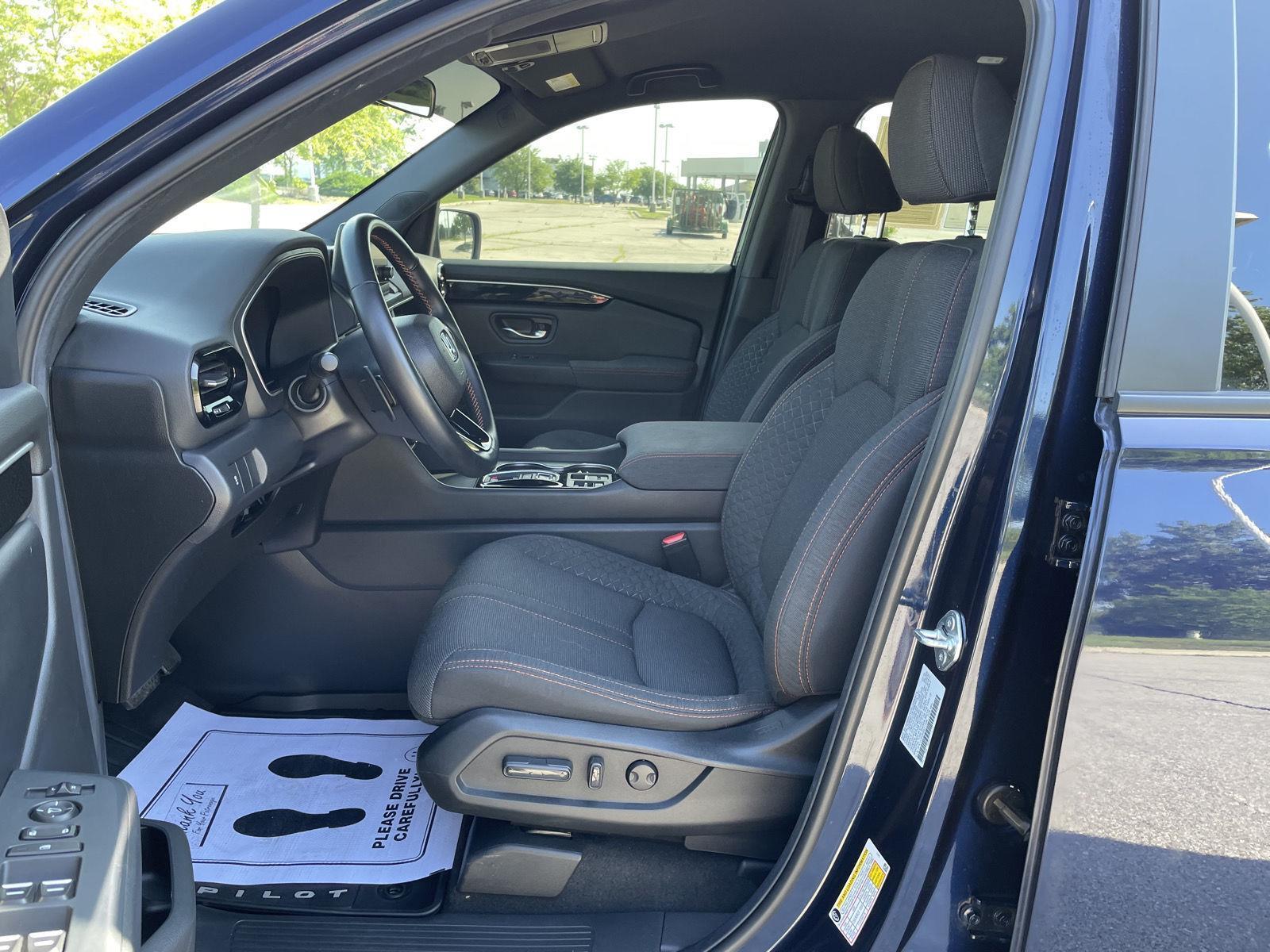 Vehicle photo 17