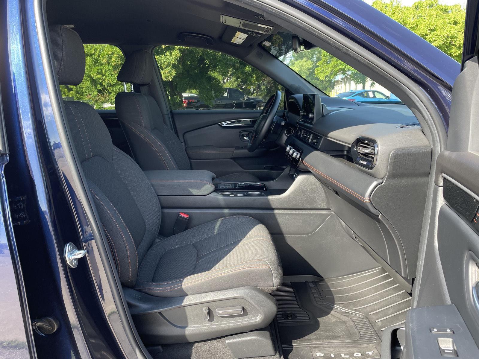 Vehicle photo 19