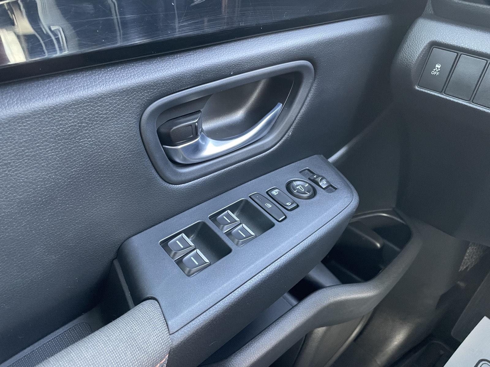 Vehicle photo 30