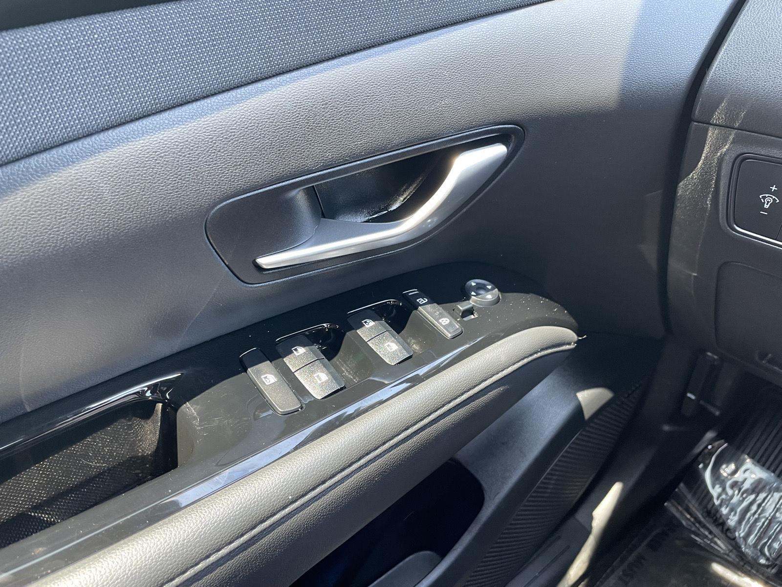 Vehicle photo 30