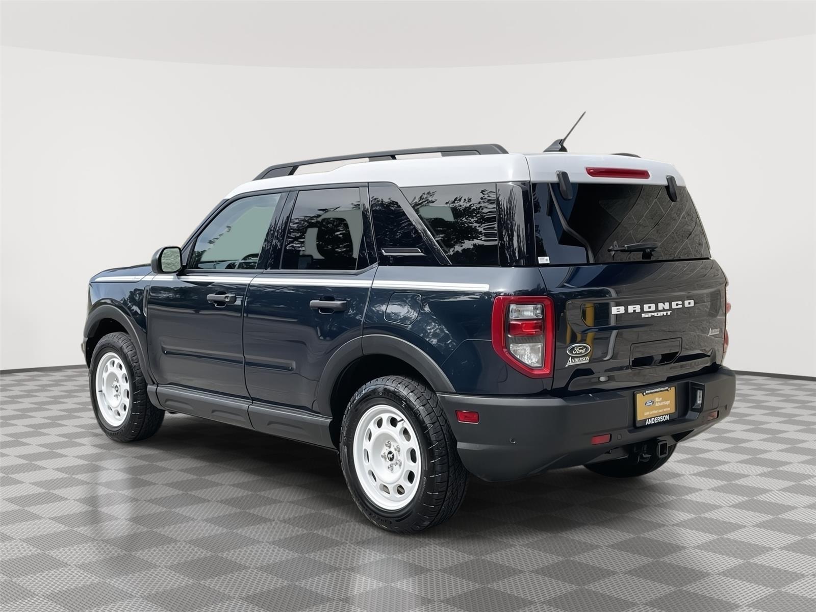 Vehicle photo 9