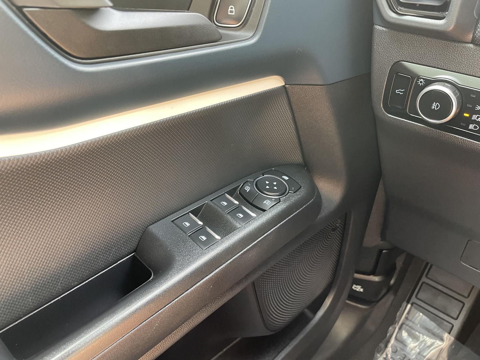 Vehicle photo 29