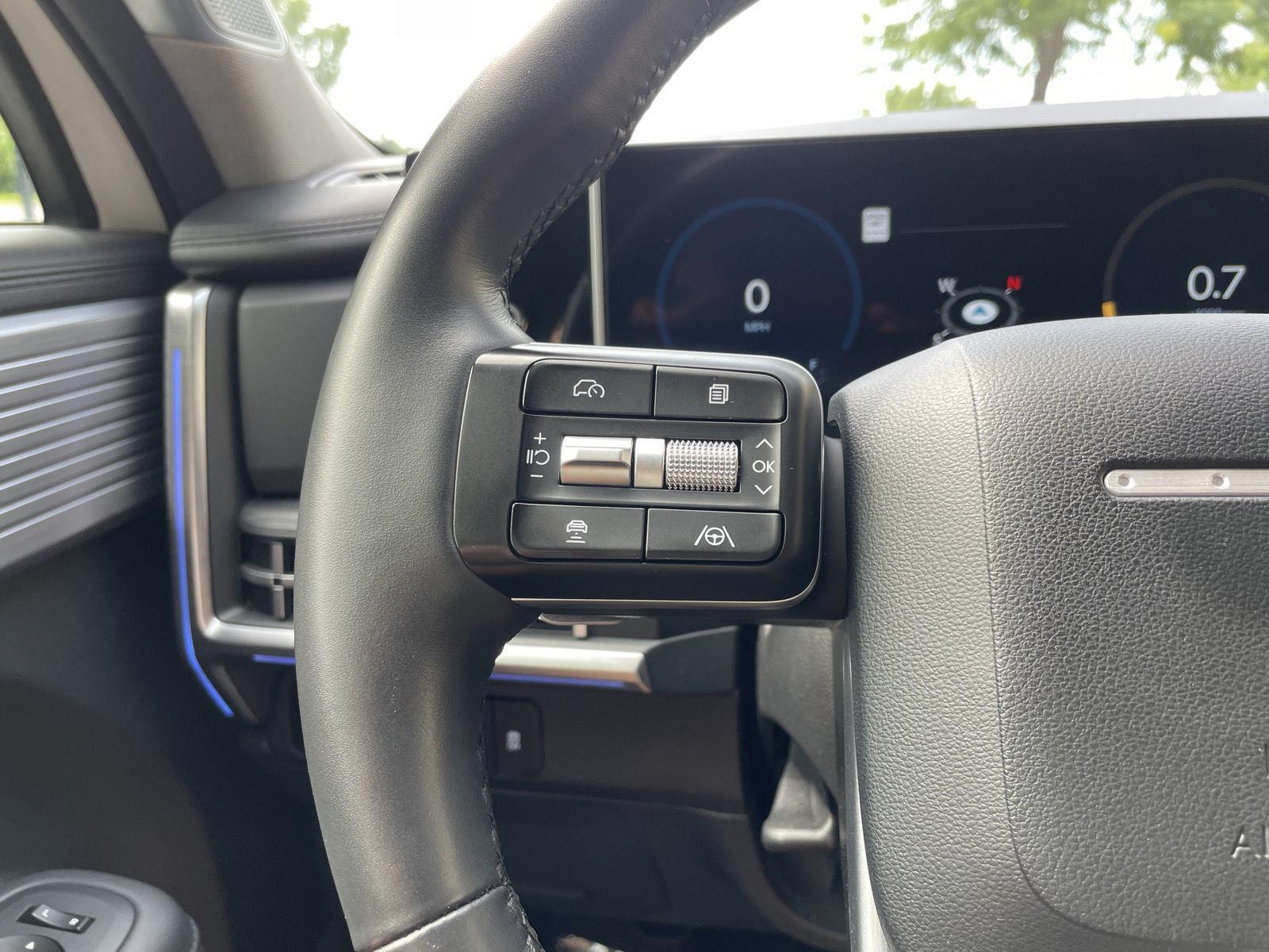 Vehicle photo 13