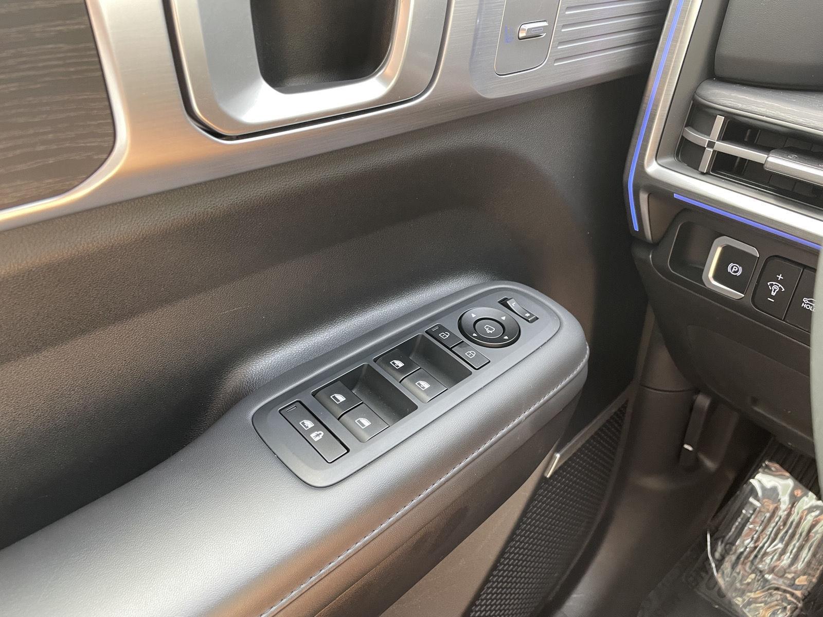 Vehicle photo 31
