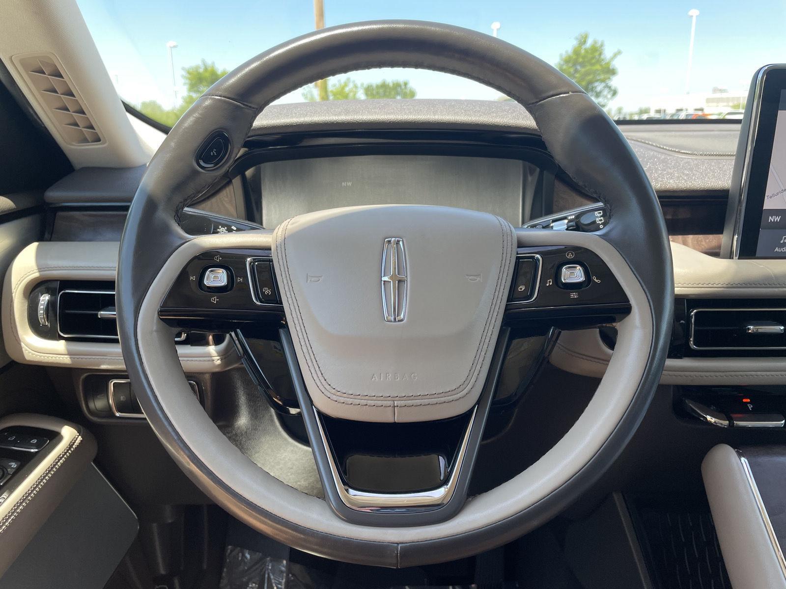 Vehicle photo 12
