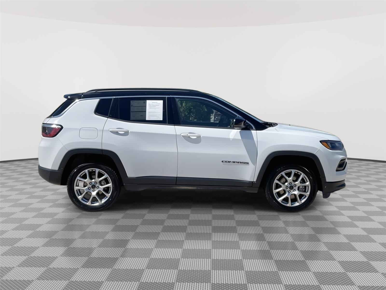 Vehicle photo 6