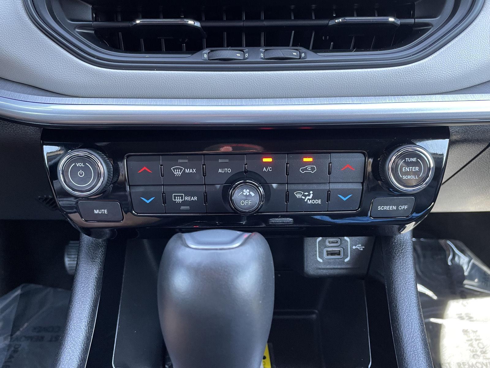 Vehicle photo 25