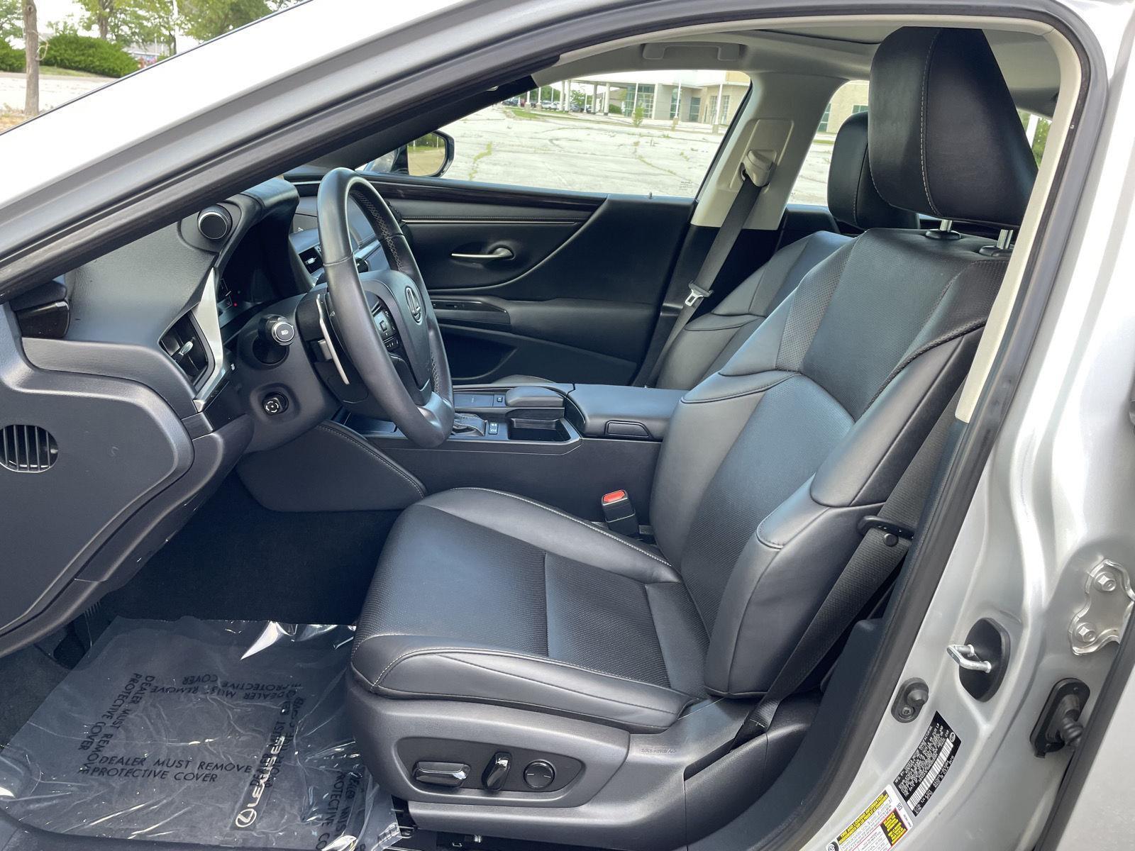Vehicle photo 17