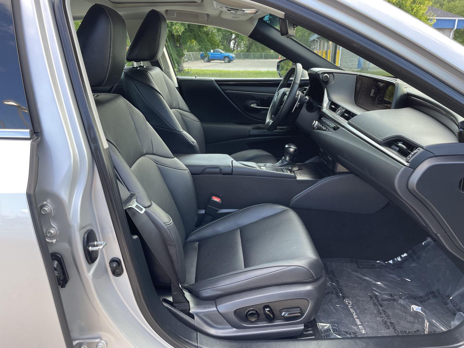 Vehicle photo 19