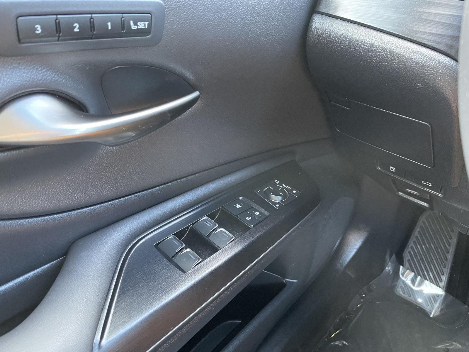 Vehicle photo 29