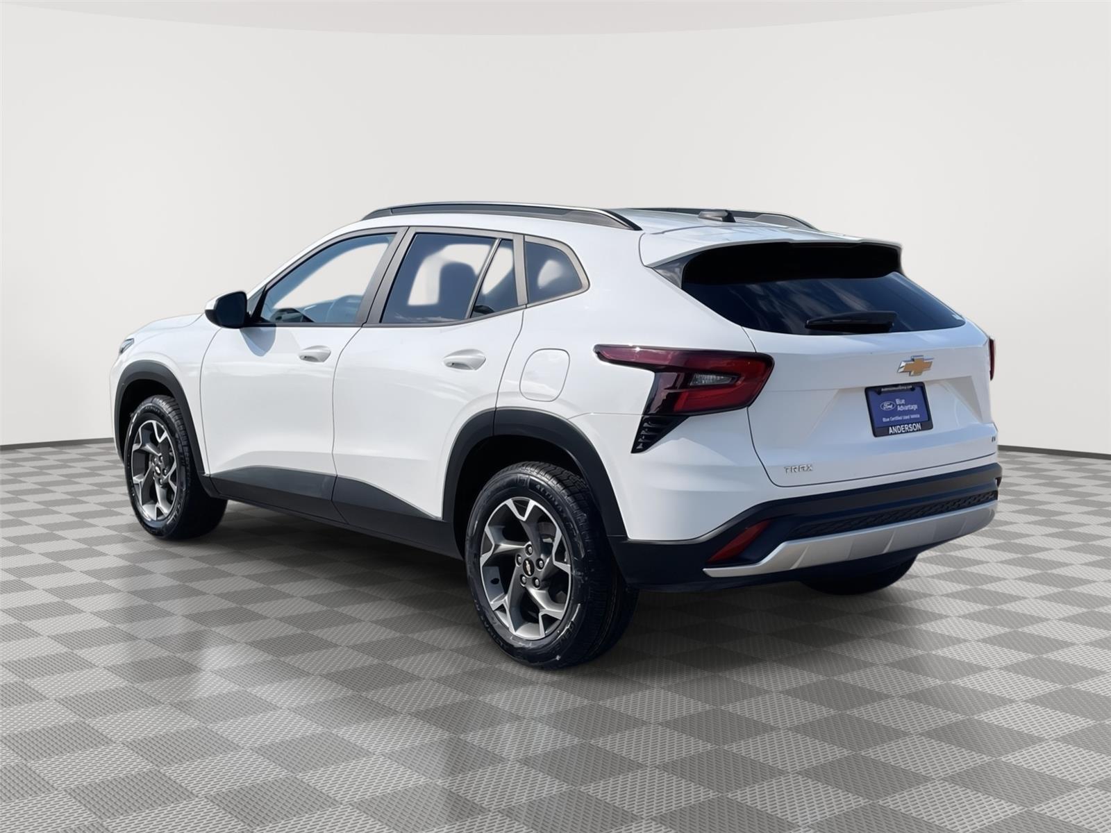 Vehicle photo 9