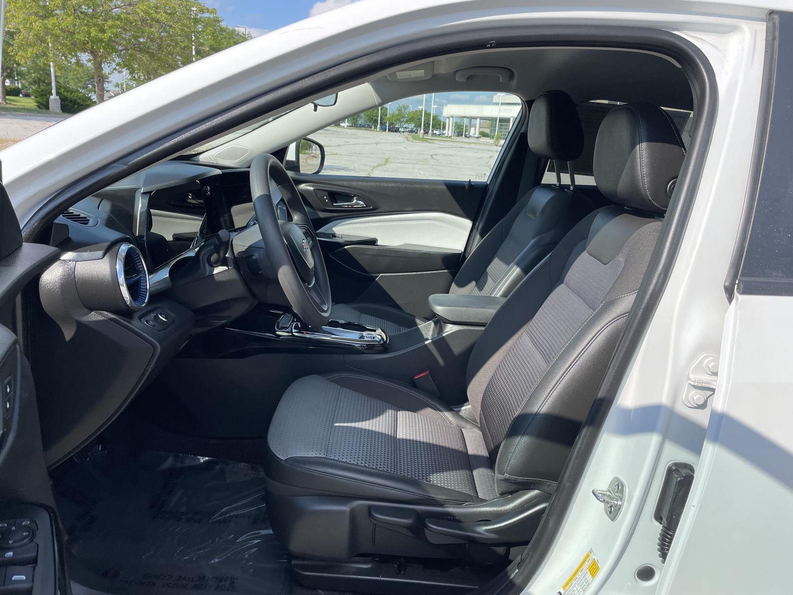 Vehicle photo 17