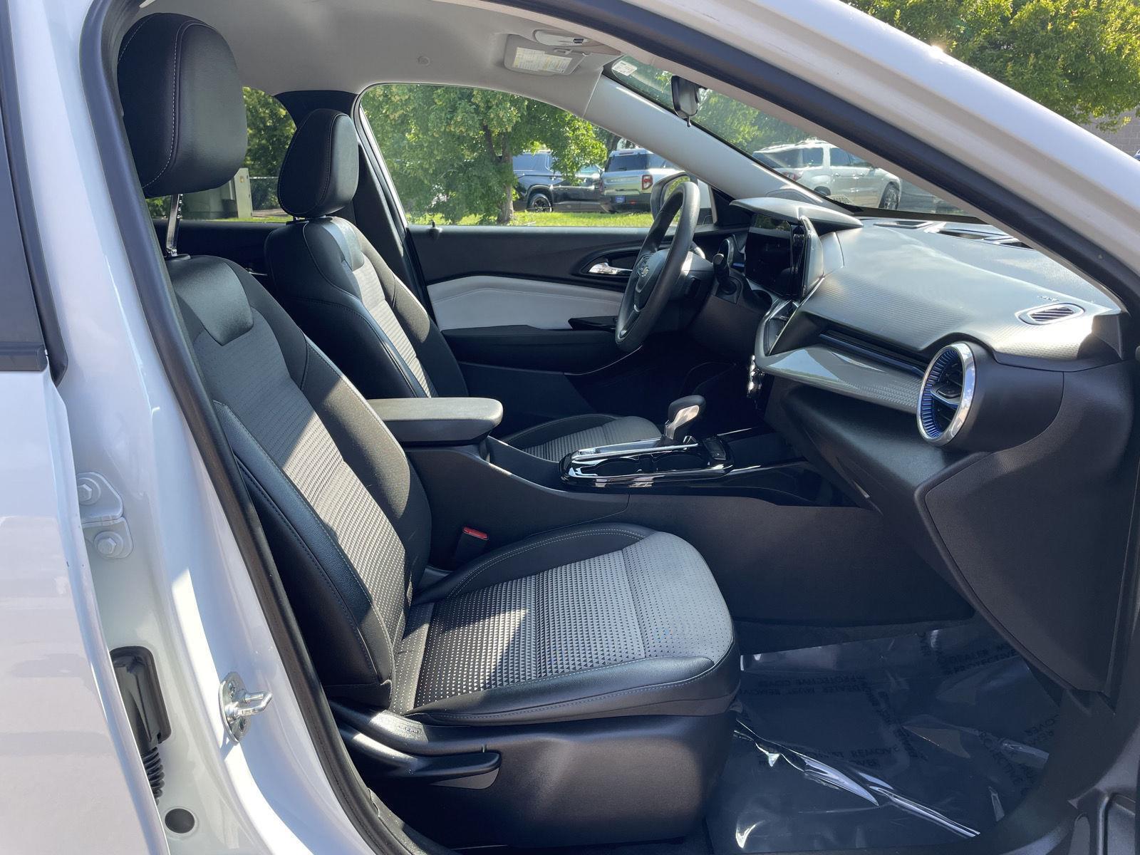 Vehicle photo 19