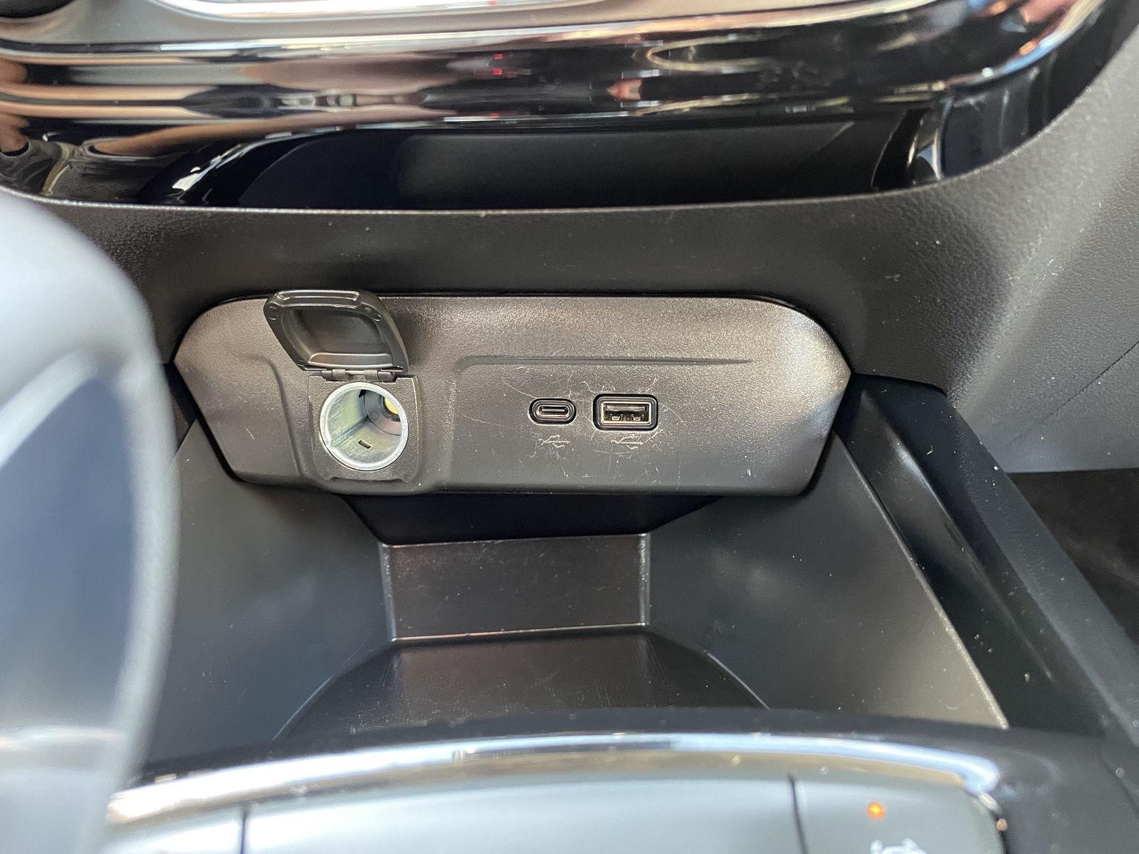 Vehicle photo 26