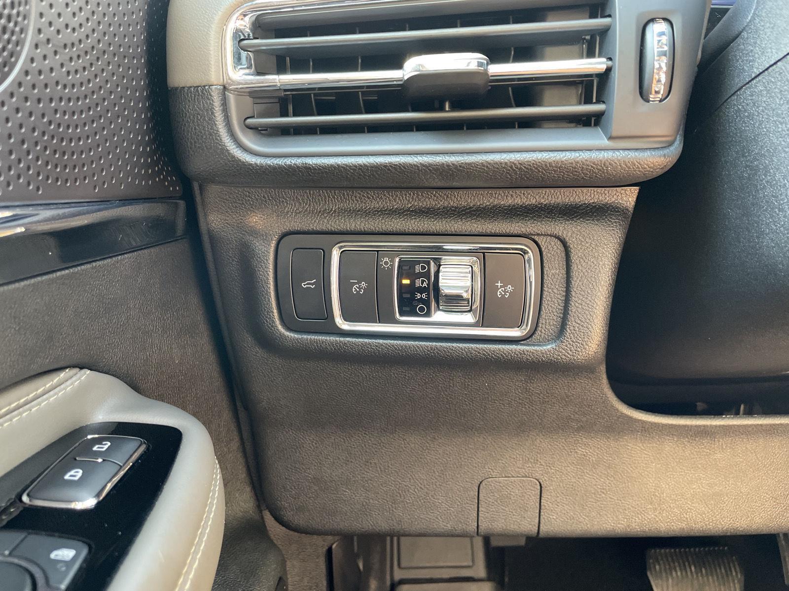 Vehicle photo 16