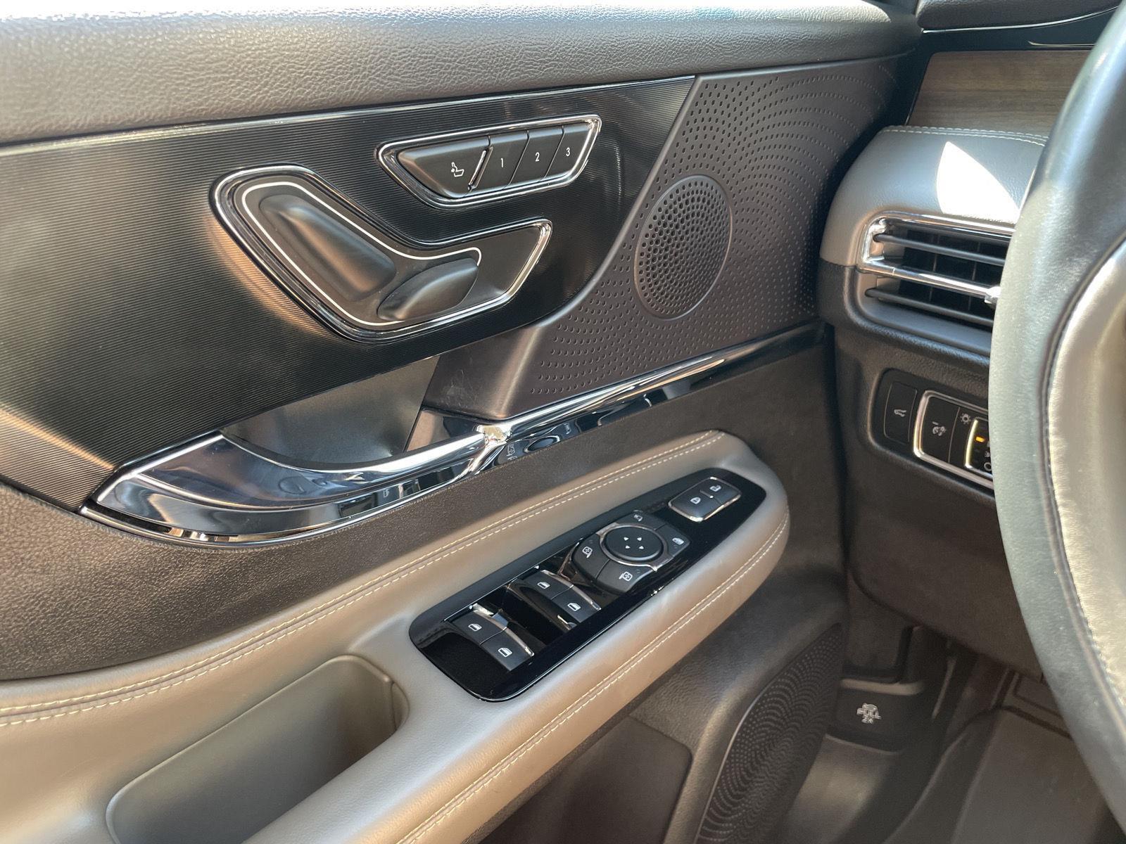 Vehicle photo 30