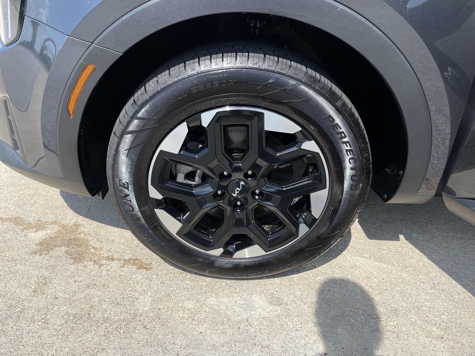 Vehicle photo 10