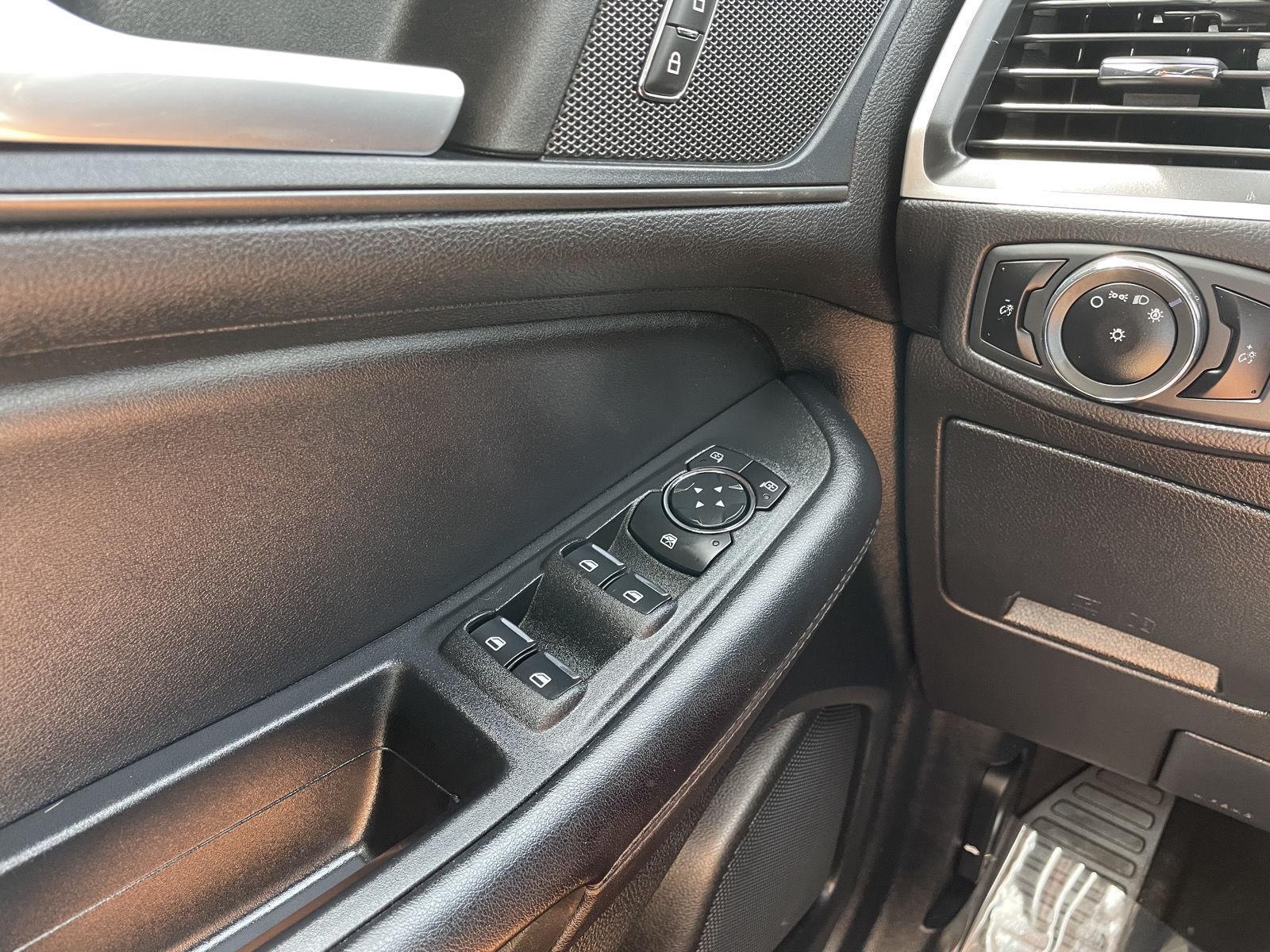 Vehicle photo 26