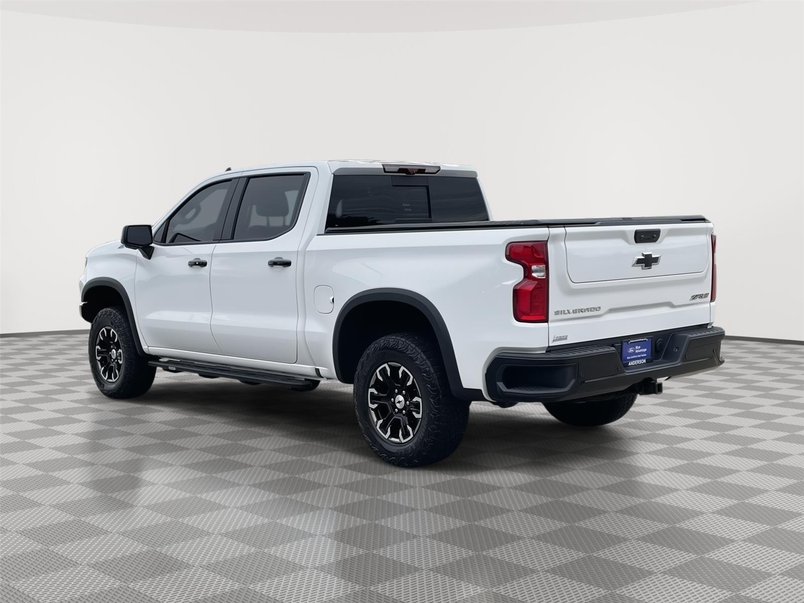 Vehicle photo 9