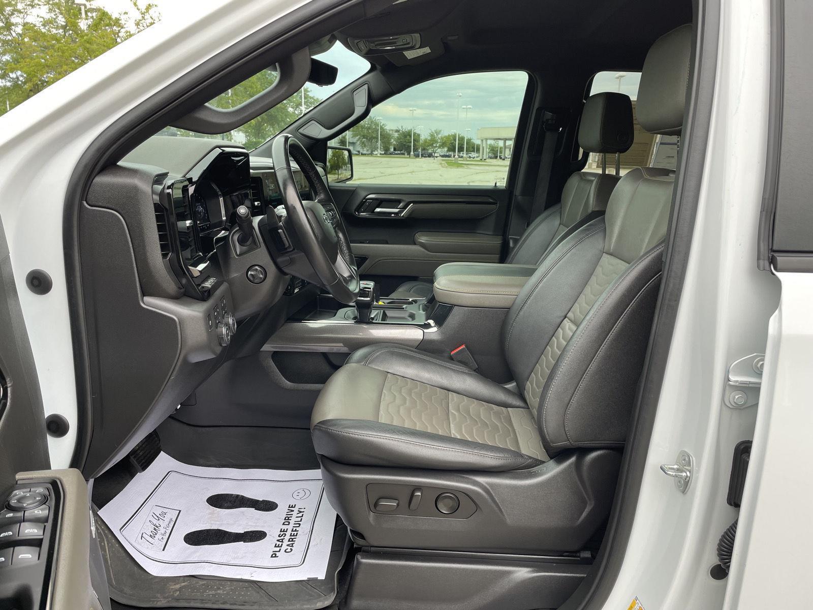 Vehicle photo 17