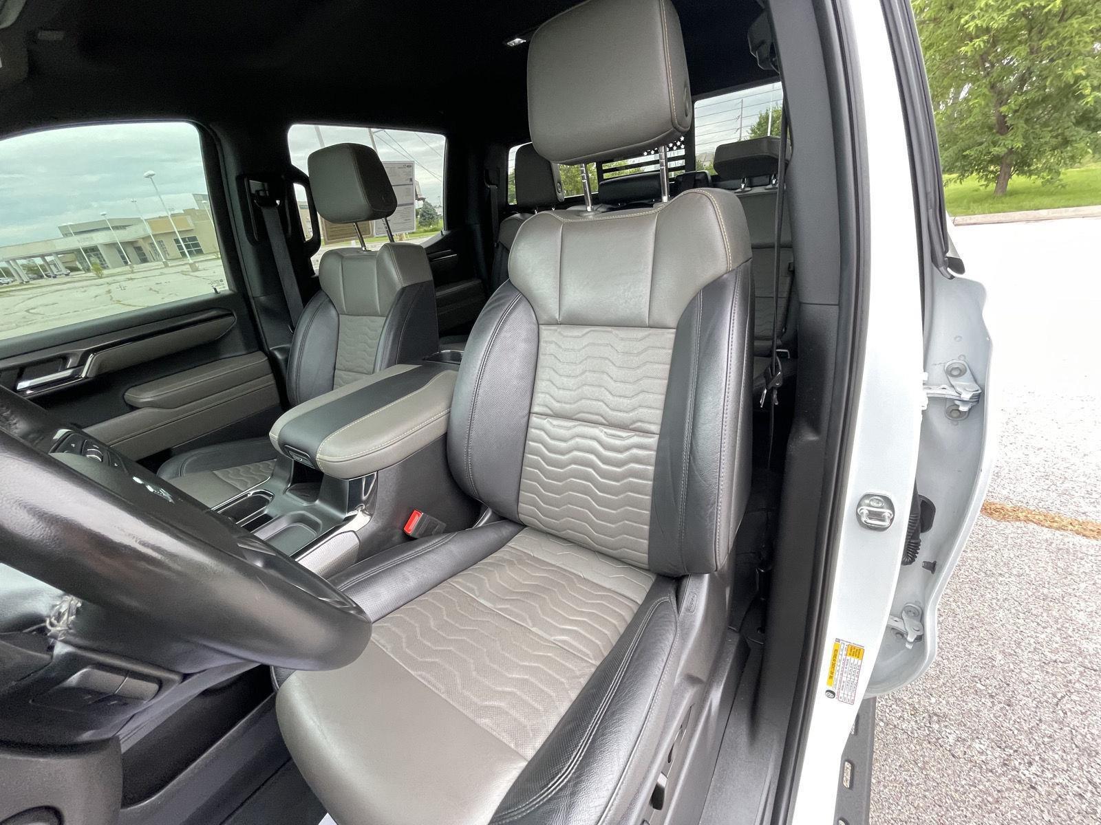 Vehicle photo 18