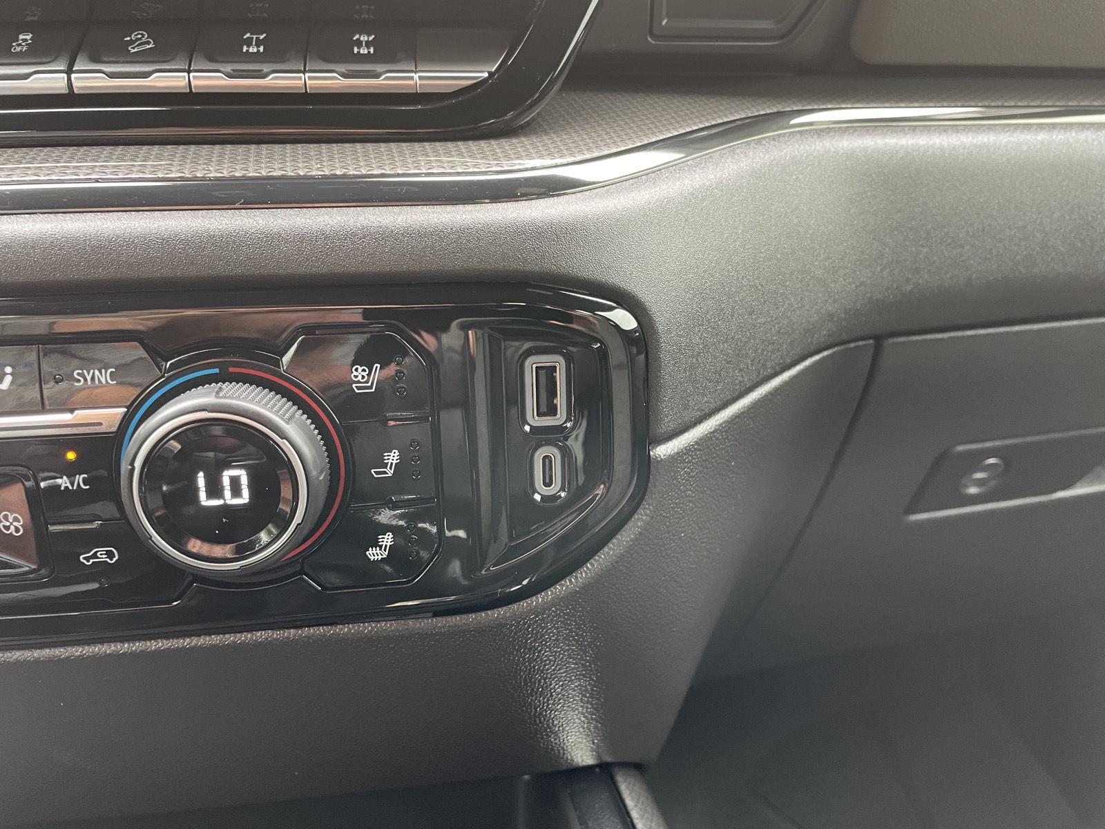 Vehicle photo 33