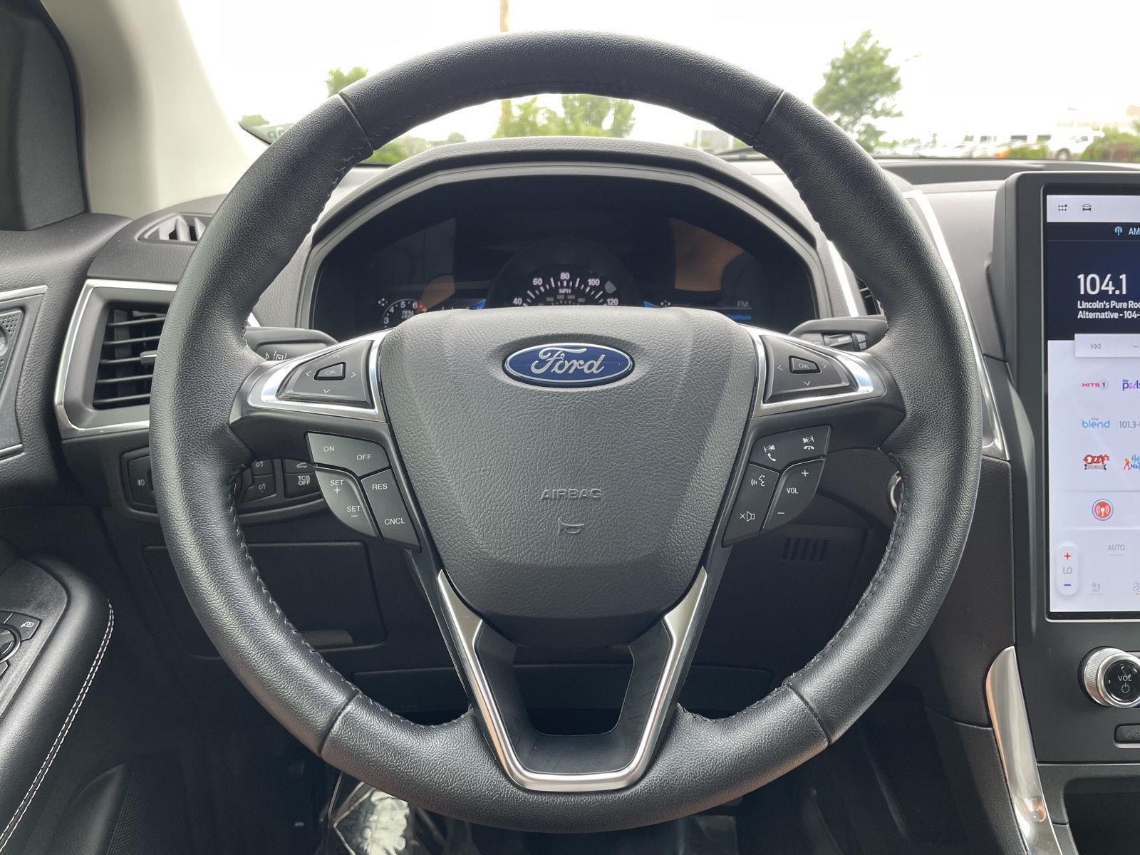 Vehicle photo 12