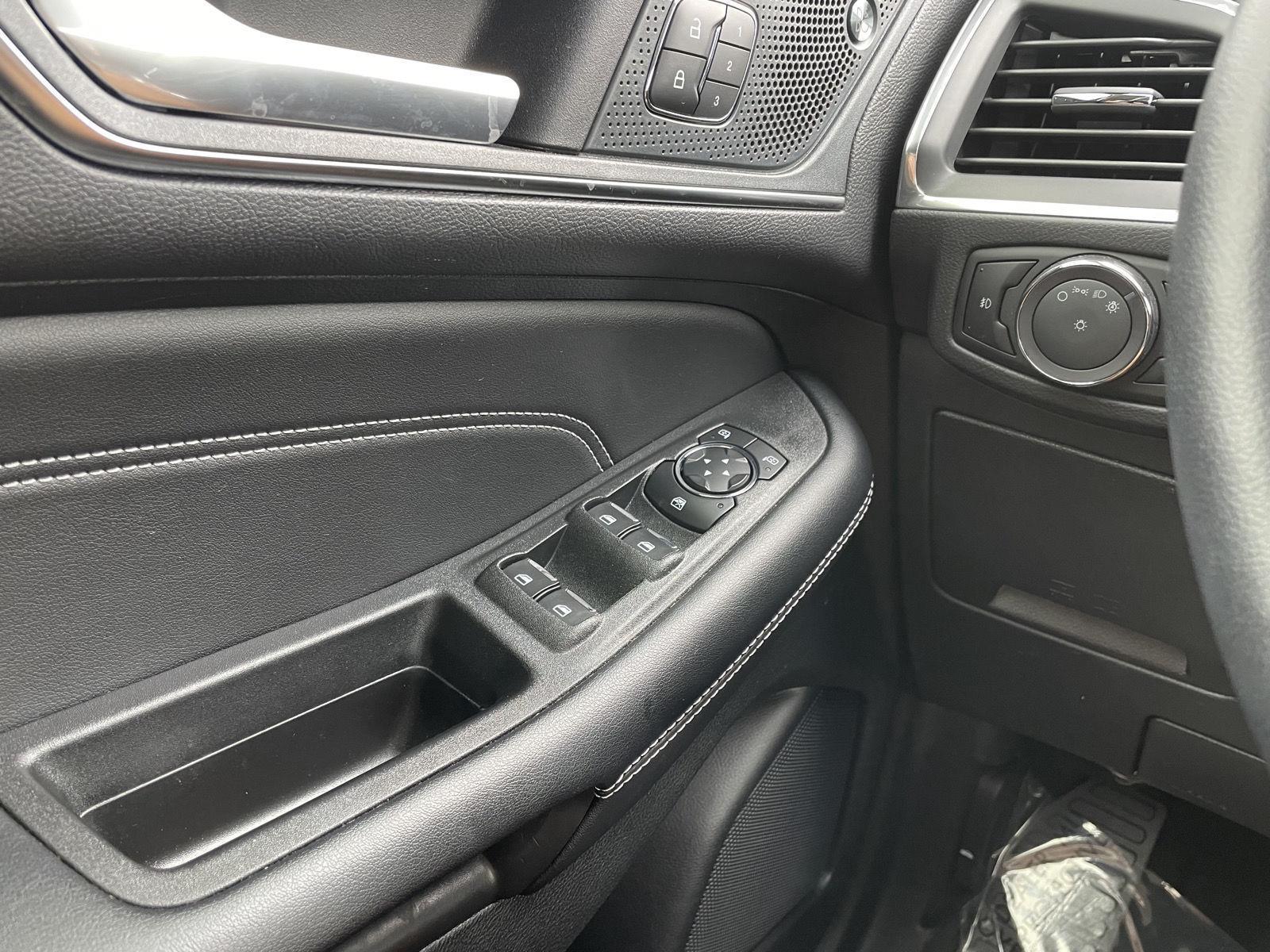 Vehicle photo 28