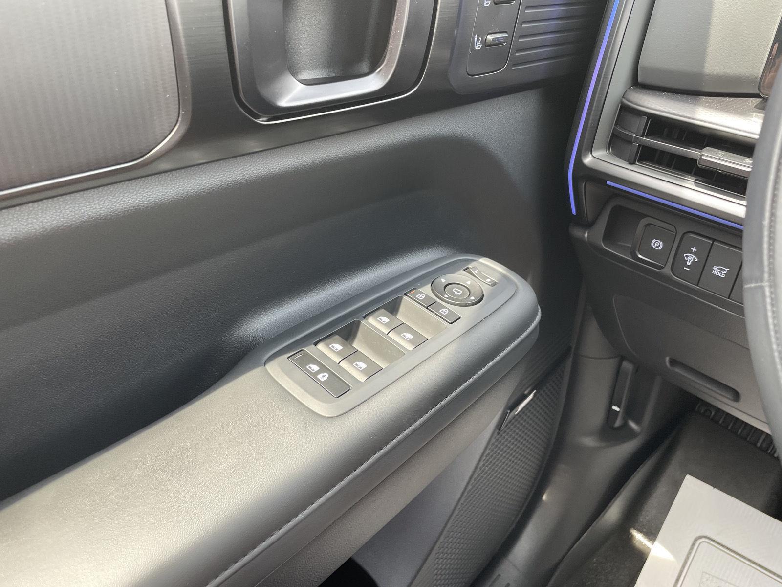 Vehicle photo 32
