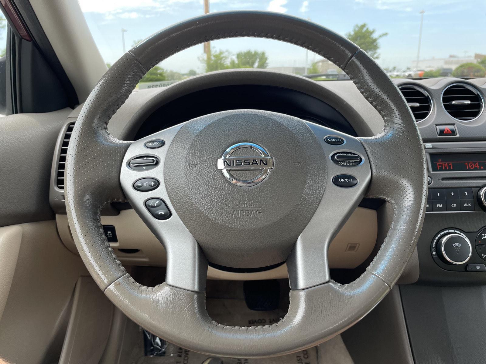 Vehicle photo 12