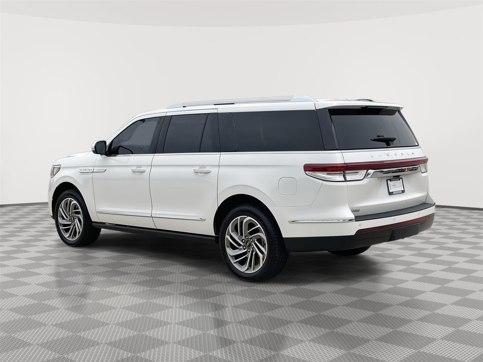 Vehicle photo 9