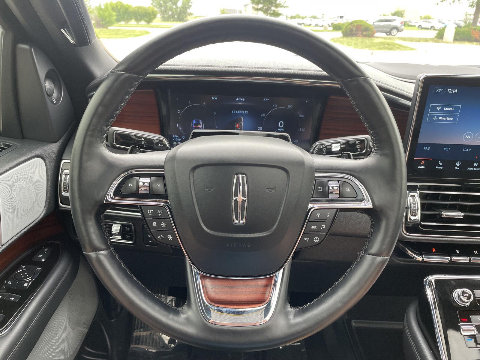 Vehicle photo 12