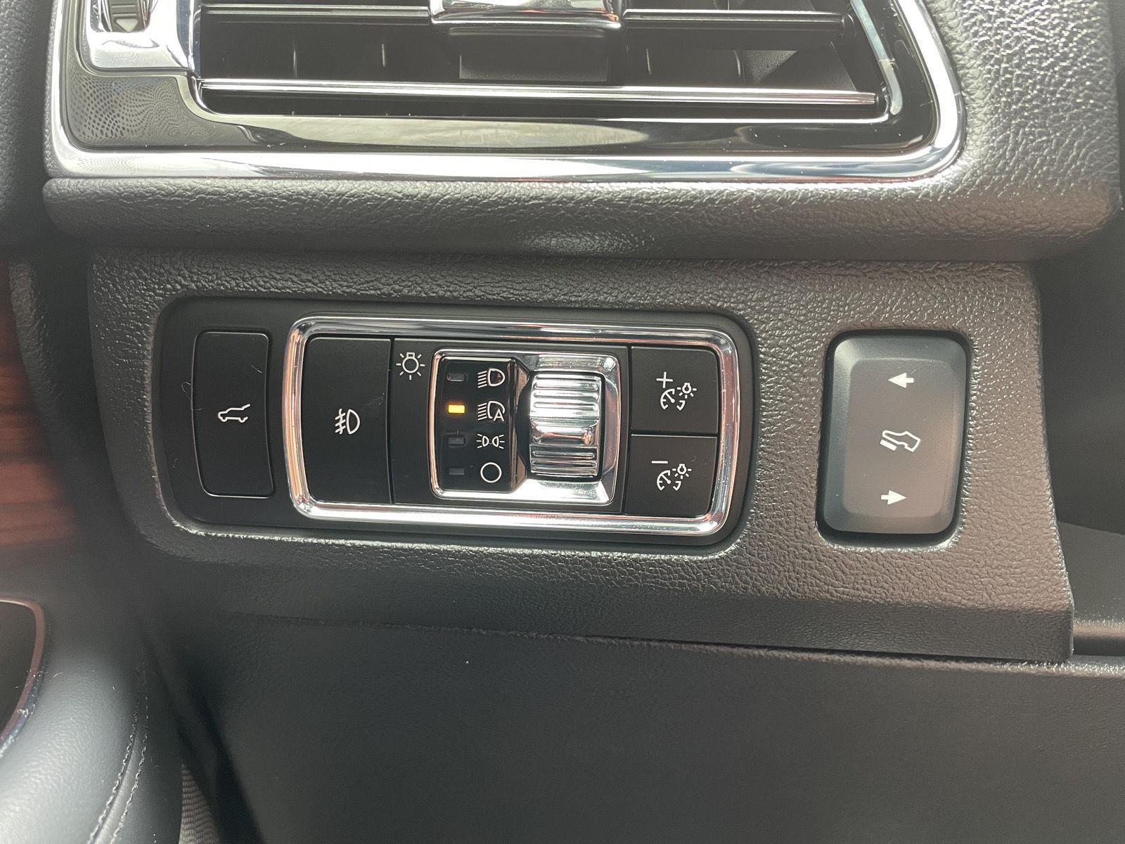 Vehicle photo 16