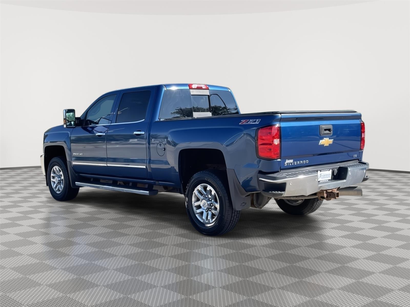 Vehicle photo 9