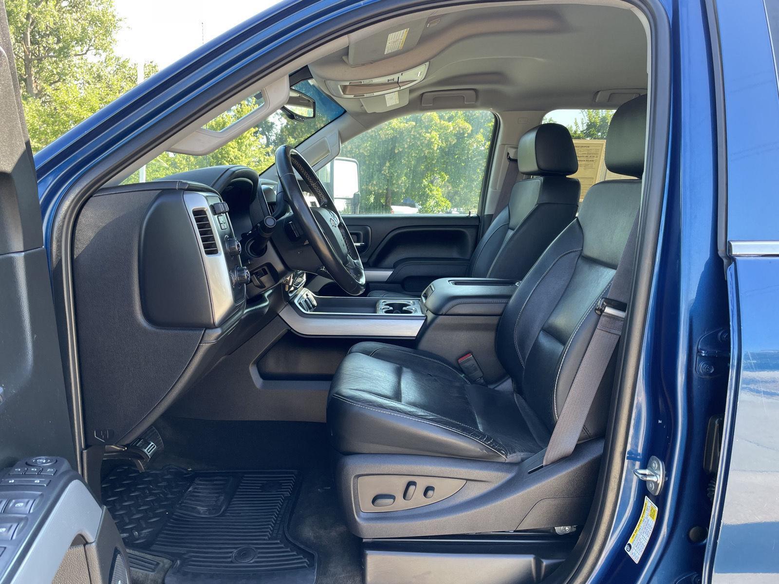 Vehicle photo 17