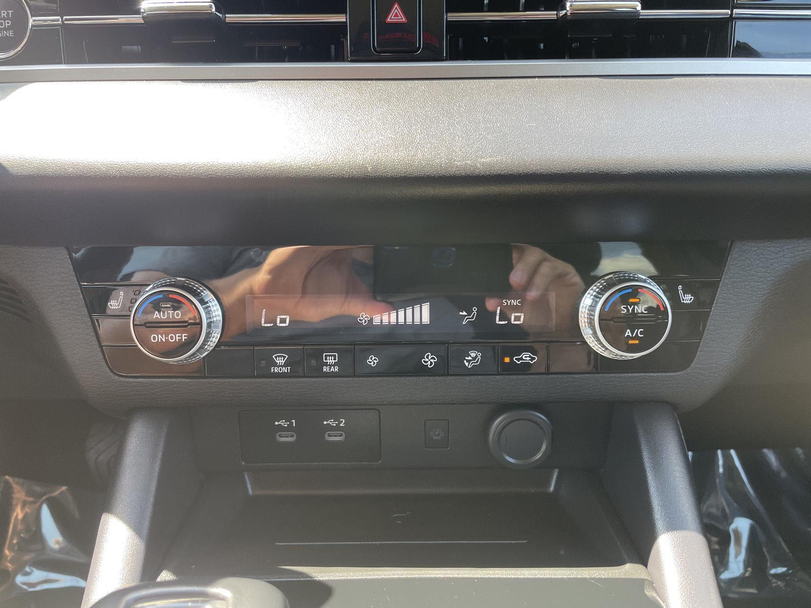 Vehicle photo 28