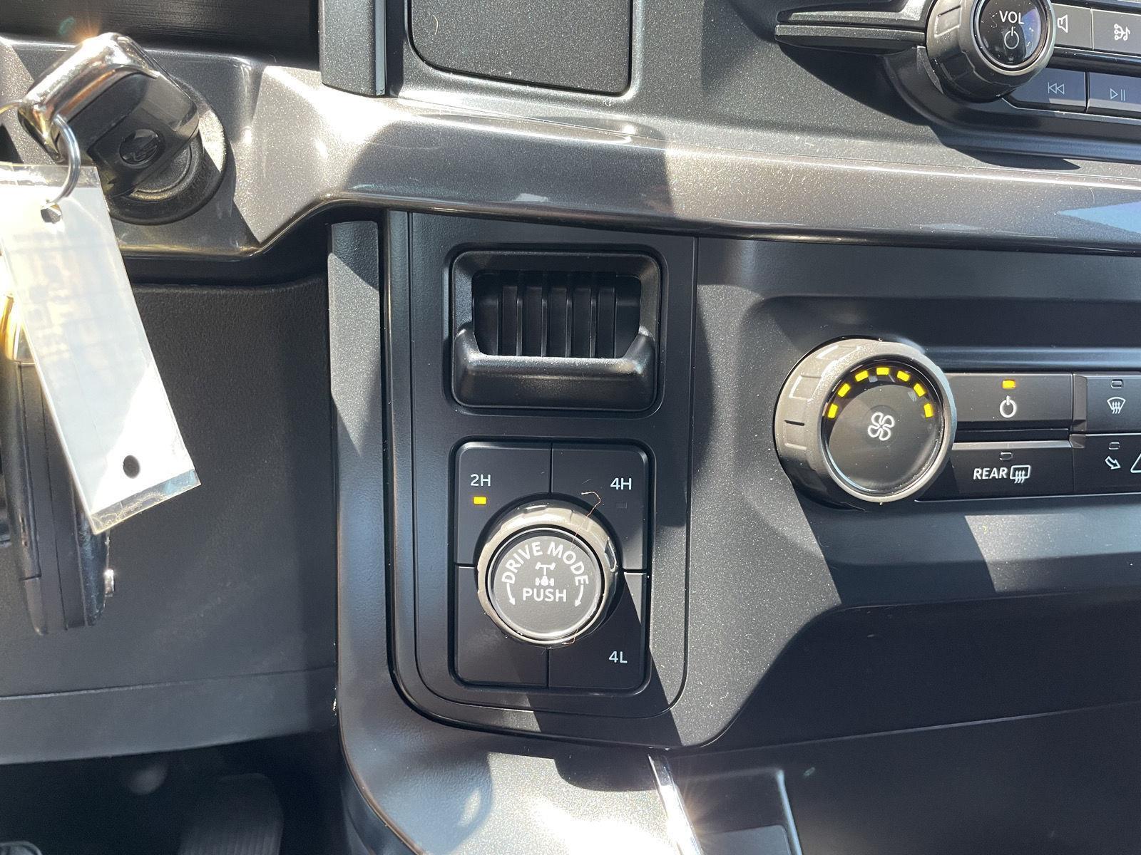 Vehicle photo 28