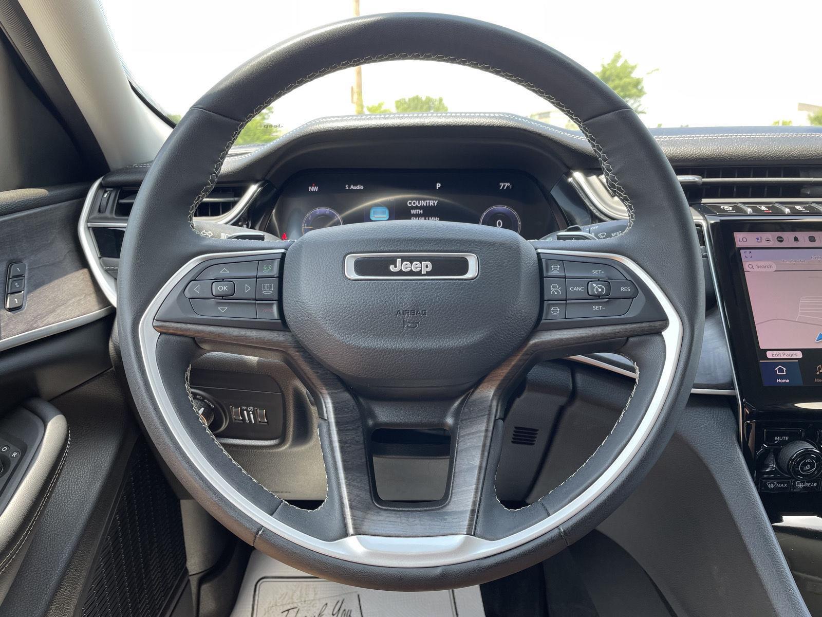Vehicle photo 12