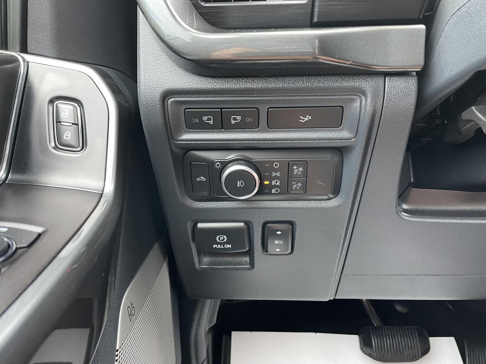 Vehicle photo 16