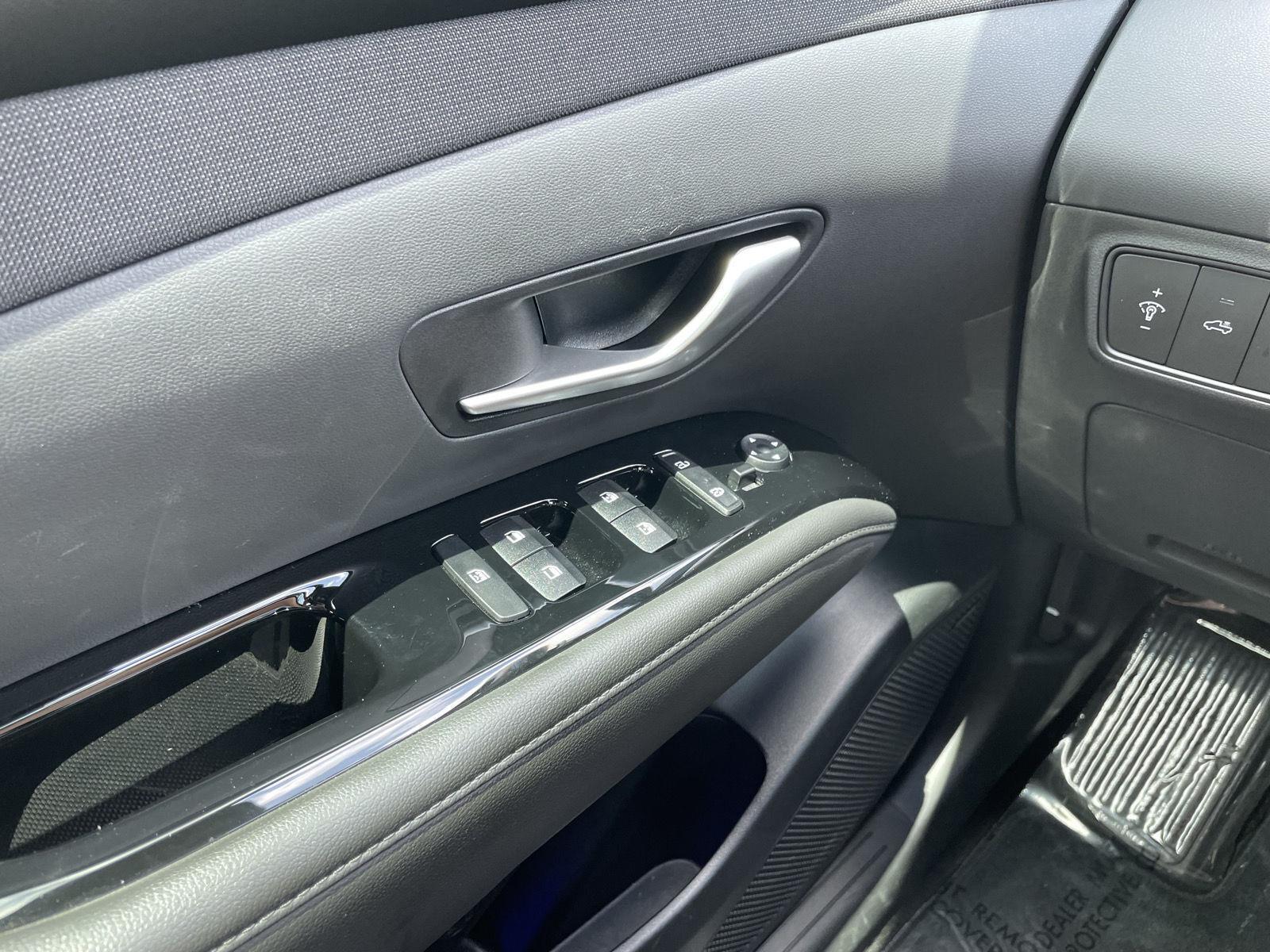 Vehicle photo 30