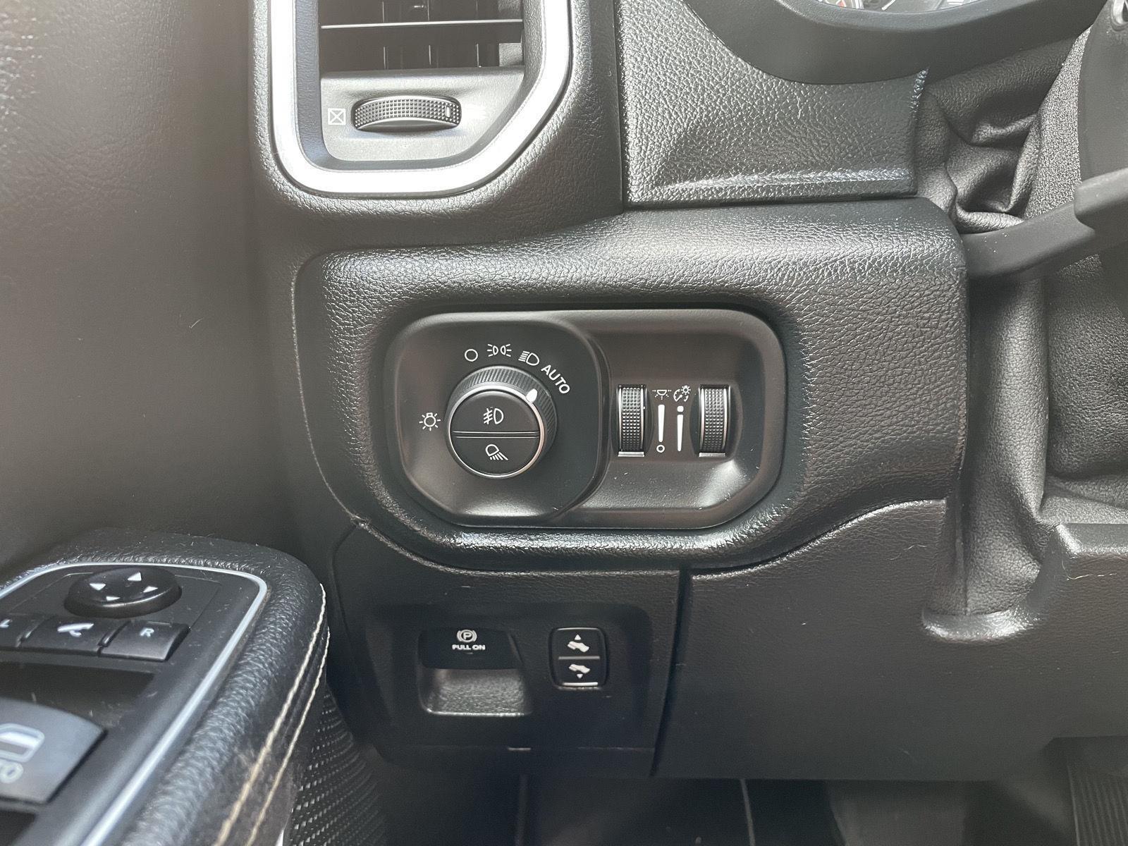 Vehicle photo 16